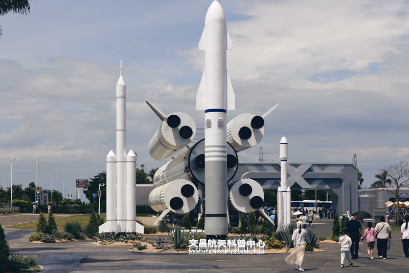 阳光下白色火箭模型排列