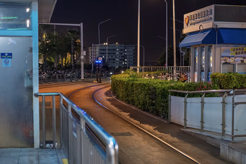 夜色中弯曲轨道与绿植