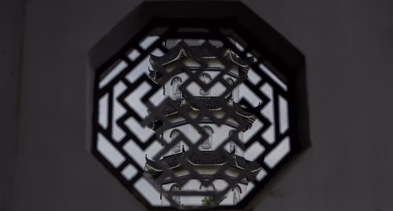 透过八角窗格眺望多层白塔