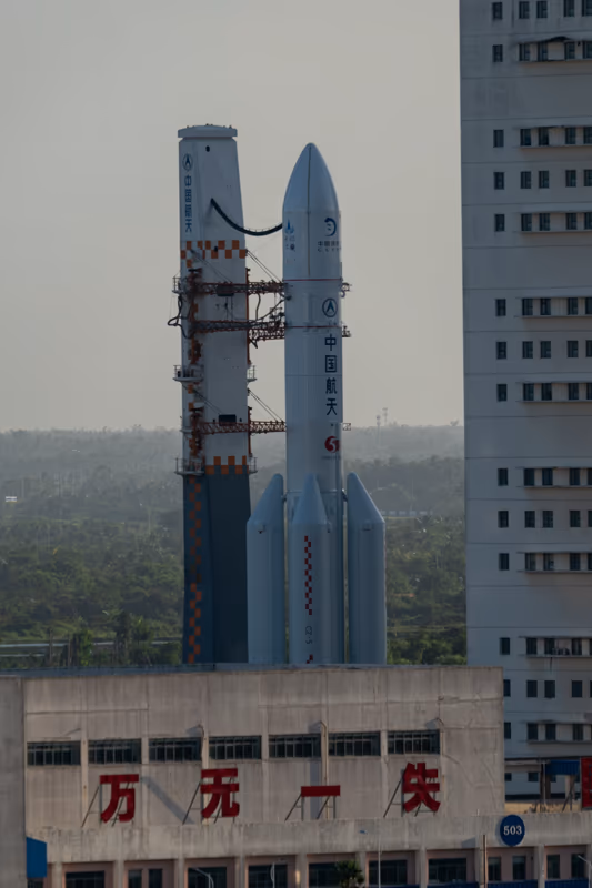 火箭塔架并立灰白天空，混凝土建筑前景